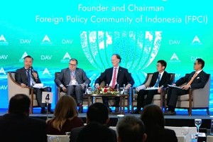 Phiên toàn thể thứ nhất với chủ đề “Các xu hướng lớn tác động tới ASEAN và thế giới đến năm 2035”. Ảnh: TG&VN