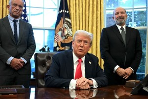 Tổng thống Mỹ Donald Trump phát biểu với báo chí sau khi ký một sắc lệnh hành pháp tại Phòng Bầu dục của Nhà Trắng ở Washington, D.C., vào ngày 25/2/2025. Ảnh: AFP