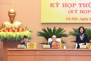 Phó chủ tịch Thường trực HĐND Thành phố Phùng Thị Hồng Hà phát biểu trong kỳ họp.