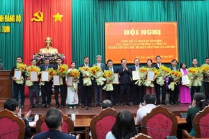 Lãnh đạo các cơ quan trực thuộc UBND tỉnh Kon Tum sau khi sáp nhập ra mắt nhận nhiệm vụ. 