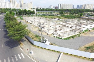 Bên trong Dự án The Water Bay mới xây phần móng với các trụ bê tông tua tủa khung sắt đang hoen gỉ. Ảnh: Lê Toàn