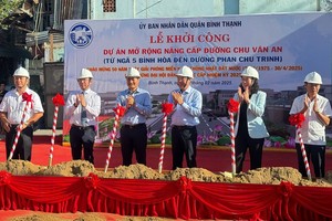 Lãnh đạo UBND TP.HCM và quận Bình Thạnh, thực hiện nghi thức khởi công.