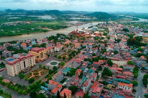 Kinh Môn là thị xã nằm ở vùng bán sơn địa, được bao bọc xung quanh và chia cắt bởi nhiều con sông lớn thuộc hệ thống sông Thái Bình, như sông Kinh Thầy, sông Đá Vách, sông Kinh Môn.