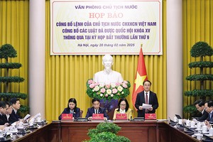 Thứ trưởng Bộ Nội vụ Vũ Chiến Thắng giới thiệu điểm mới của Luật Tổ chức Chính phủ (sửa đổi). Ảnh: Trọng Quỳnh 