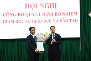 Phó Bí thư Tỉnh ủy, Chủ tịch UBND tỉnh Thái Bình Nguyễn Mạnh Hùng trao Quyết định bổ nhiệm Giám đốc Sở Giáo dục và Đào tạo tỉnh Thái Bình cho ông Nguyễn Ngọc Hà.