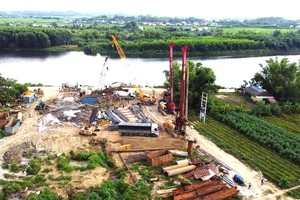 Phó chủ tịch UBND tỉnh Quảng Ngãi yêu cầu tập trung rút ngắn tối đa thời gian thực hiện thủ tục cấp Giấy phép khai thác các mỏ cát phục vụ Dự án đường Hoàng Sa - Dốc Sỏi nhằm đẩy nhanh tiến độ thi công. 