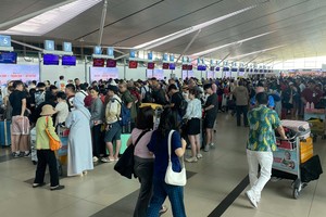Cảng Hàng không Quốc tế Phú Quốc quá tải khách du lịch dịp Tết Nguyên đán, đòi hỏi gấp rút nâng cấp phục vụ ngành du lịch đầy tiềm lực của đảo ngọc.