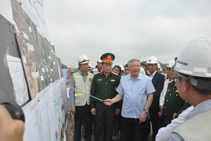 Phó thủ tướng Thường trực Chính phủ Nguyễn Hoà Bình kiểm tra thực tế Dự án cao tốc đoạn Hòa Liên - Túy Loan. Ảnh: Hoàng Anh 