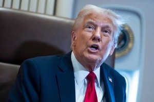 Vì sao Anh không trả đũa đòn thuế quan của Tổng thống Trump như EU?