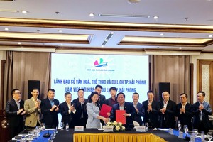 Lãnh đạo Sở Văn hóa, Thể thao và Du lịch Hải Phòng và Lãnh đạo Hiệp hội Du lịch Hải Phòng thực hiện ký biên bản ghi nhớ