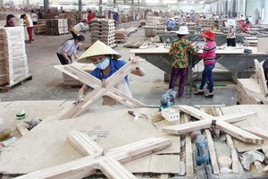 Tìm kiếm khách hàng mới đang là hướng đi của nhiều doanh nghiệp chế biến gỗ xuất khẩu