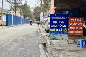 Ngay phía trước dự án nhà ở xã hội N01 Hạ Đình (huyện Thanh Trì), một công ty bất động sản ngang nhiên mở dịch vụ làm hồ sơ. Ảnh: Thanh Vũ