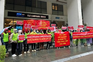 Bộ Xây dựng yêu cầu làm rõ việc người dân đội mưa, đòi bàn giao nhà ở xã hội 