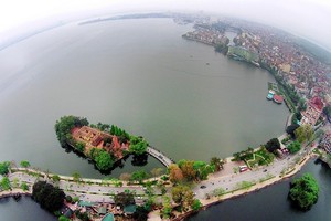 Toàn cảnh khu vực xung quanh hồ Tây. Ảnh: Hương Ly