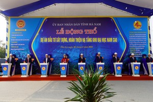 Các đại biểu chính thức nhấn nút động thổ dự án 