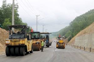 Dự án Xây dựng tuyến đường nối từ Quốc lộ 19 đến Khu công nghiệp, đô thị Becamex Bình Định kết nối với Cảng Quy Nhơn đang được đẩy nhanh tiến độ. Ảnh: Thủy Loan. 