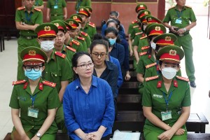 Bị cáo Trương Mỹ Lan (cựu Chủ tịch HĐQT Tập đoàn Vạn Thịnh Phát) cùng các bị cáo khác tại toà.