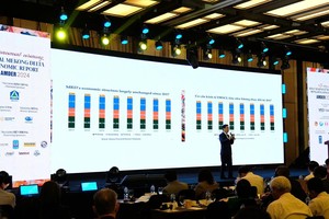 TS. Vũ Thành Tự Anh chỉ ra cơ cấu kinh tế ĐBSCL hầu như không thay đổi từ năm 2017. Ảnh: Trọng Tín