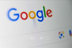 Biểu tượng Google trên màn hình máy tính bảng. Ảnh: AFP/TTXVN