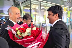 Tổng giám đốc Công ty ASIA DMC tặng hoa cho các vị khách Iran trên chuyến bay charter đầu tiên đến Hà Nội. Ảnh: Asia DMC