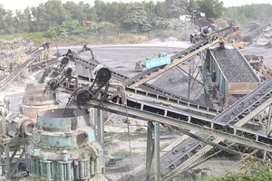 Khai thác đá xây dựng tại cụm mỏ Thiện Tân, huyện Vĩnh Cửu. Ảnh: H.Lộc (Ảnh: Báo Đồng Nai). 