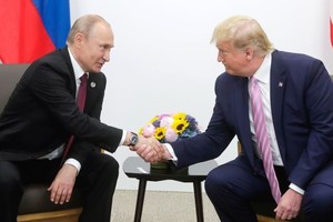  Tổng thống Nga Vladimir Putin (trái) và người đồng cấp Mỹ Donald Trump tại cuộc gặp ở Osaka, Nhật Bản ngày 28/6/2019. Ảnh: AA/TTXVN