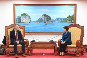 Thứ trưởng Nguyễn Thị Bích Ngọc (bên phải) và ông Noam Mizrahi tại buổi tiếp.