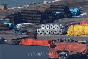 Thép chờ xuất khẩu tại cảng ở Pyeongtaek, phía Nam thủ đô Seoul, Hàn Quốc. Ảnh: Yonhap/TTXVN