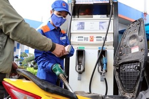 Mỗi lít xăng RON 95 giảm mạnh 1.700 đồng mỗi lít từ 15 giờ chiều 10/4. 