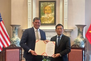 Phó Thủ tướng Hồ Đức Phớc trao quyết định thí điểm cung cấp dịch vụ Starlink tại Việt Nam cho ông Tim Hughes, Phó Chủ tịch cao cấp của SpaceX (Ảnh: TTXVN)