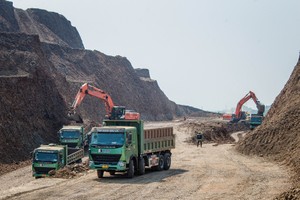 Đầu tư công là động lực tăng trưởng chính cho ngành xây dựng thông qua các dự án hạ tầng giao thông quy mô lớn đang được đẩy mạnh triển khai