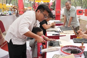 Du khách trải nghiệm tại Lễ hội.