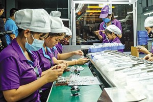 Sản xuất tại Công ty Luxshare (vốn đầu tư Trung Quốc). Ảnh: Đức Thanh 