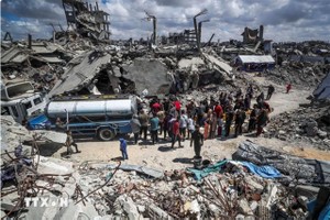 Người dân Palestine xếp hàng chờ lấy nước sinh hoạt tại trại tị nạn ở Dải Gaza ngày 10/4/2025. (Ảnh: THX/TTXVN) 