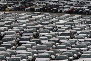 Ô tô nhập khẩu tại cảng Long Beach ở California, Mỹ. Ảnh: Getty Images/TTXVN