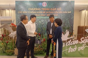 Bí thư Tỉnh ủy Đồng Tháp Lê Quốc Phong (áo trắng) gặp gỡ trao đổi các doanh nghiệp. nhà tài trợ Đề án Bảo tồn Sếu đầu đỏ Tam Nông- Đồng Tháp