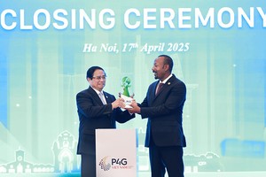 Thủ tướng Phạm Minh Chính trao biểu trưng đăng cai tổ chức Hội nghị thượng đỉnh Diễn đàn Đối tác vì Tăng trưởng xanh và Mục tiêu toàn cầu (P4G) lần thứ năm cho Thủ tướng Ethiopia Abiy Ahmed Ali. Ảnh: Đức Thanh 
