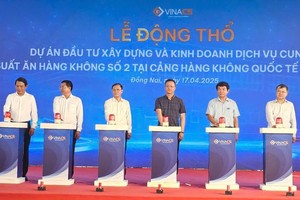 Các đại biểu thực hiện nghi thức động thổ Dự án. 