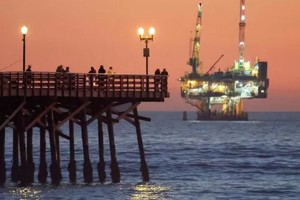 Giàn khoan dầu khí ngoài khơi Esther, cách bờ biển Seal Beach của bang California (Mỹ) khoảng 1,5 dặm. Ảnh: AFP 