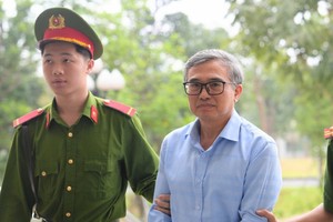 Cựu Thứ trưởng Bộ Công thương Hoàng Quốc Vượng được dẫn giải tới tòa.