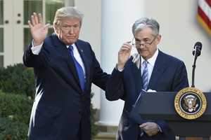 Tổng thống Mỹ Donald Trump (trái) đề cử ông Jerome Powell (phải) giữ chức Chủ tịch Fed trong cuộc họp báo tại Washington, D.C, ngày 2/11/2017. Ảnh: AFP/ TTXVN