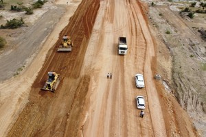 Thủ tướng yêu cầu đẩy nhanh tiến độ công tác giải phóng mặt bằng, khai thác vật liệu xây dựng cho các dự án để hoàn thành 3.000 km đường bộ cao tốc trong năm 2025. 