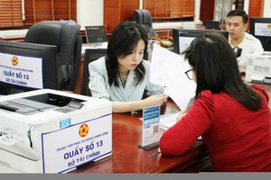 Người dân đến làm thủ tục hành chính liên quan hoạt động sản xuất, kinh doanh tại Trung tâm Phục vụ hành chính công tỉnh Hải Dương. Ảnh: Ngân Hạnh