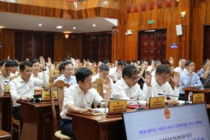 Các đại biểu biểu quyết thông qua Nghị quyết sắp xếp đơn vị hành chính cấp xã, cấp tỉnh Quảng Bình