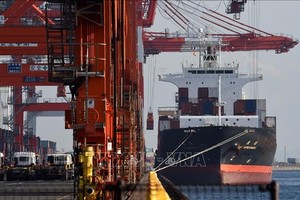 Xếp dỡ hàng hóa tại cảng ở Tokyo, Nhật Bản. (Ảnh: AFP/ TTXVN) 