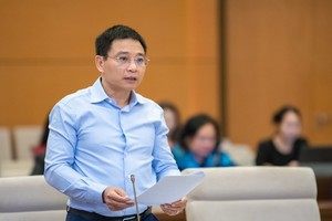 Bộ trưởng Bộ Tài chính Nguyễn Văn Thắng trình bày tờ trình. 