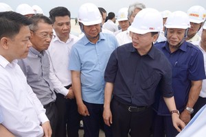 Phó thủ tướng Trần Hồng Hà nghe báo cáo tiến độ tại dự án Cảng hàng không Quảng Trị.