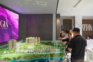 Khách hàng tìm hiểu tổng quan GIA by KITA qua sa bàn mô phỏng tại phòng bán hàng dự án