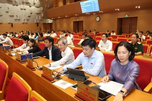 Các đại biểu tham gia biểu quyết thông qua nội dung nghị quyết tại kỳ họp. Ảnh: Thanh Hải