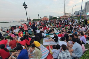 Sau đại lễ, người dân lại nô nức xem diễu hành kỵ binh, bắn pháo hoa, biểu diễn 3D 